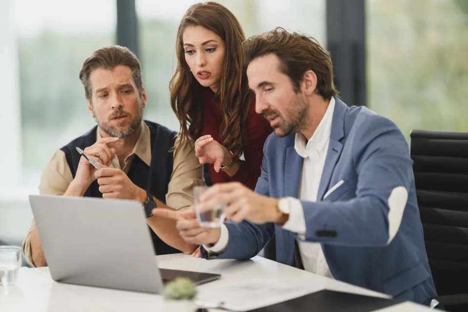 Команда продаж обсуждает интеграцию CRM.